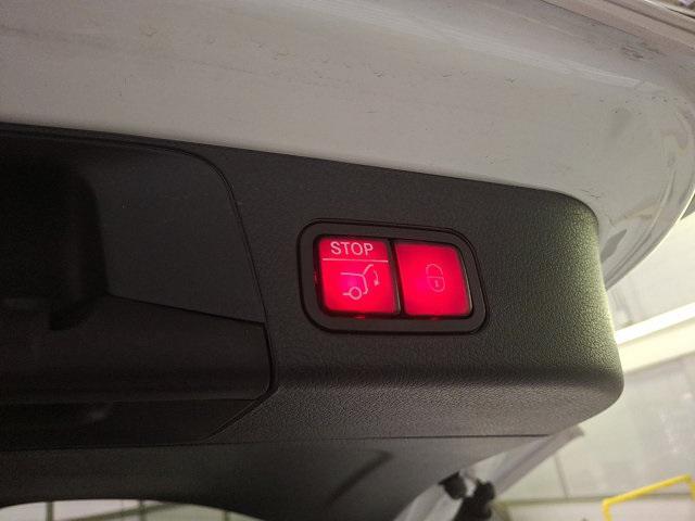 Photo of 2025 Polar White Mercedes-Benz GLB 250