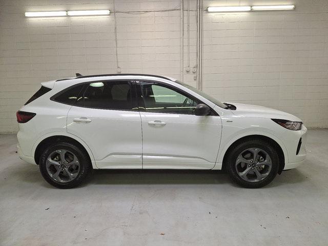 Photo of 2023 Oxford White Ford Escape