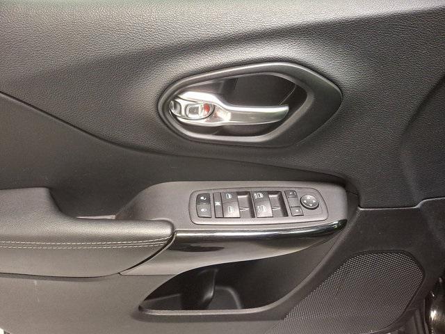 Photo of 2023 Diamond Black Crystal Pearlcoat Jeep Cherokee