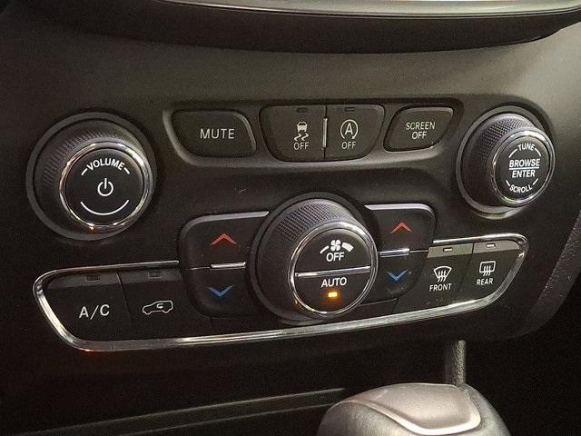 Photo of 2023 Diamond Black Crystal Pearlcoat Jeep Cherokee