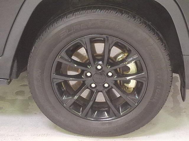 Photo of 2023 Diamond Black Crystal Pearlcoat Jeep Cherokee