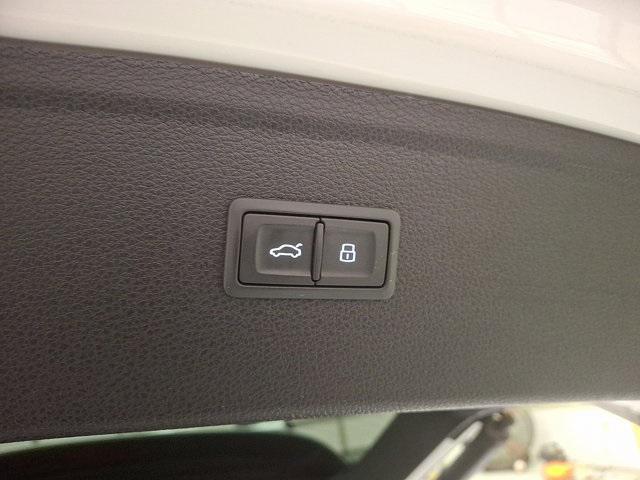Photo of 2023 Ibis White Audi Q5