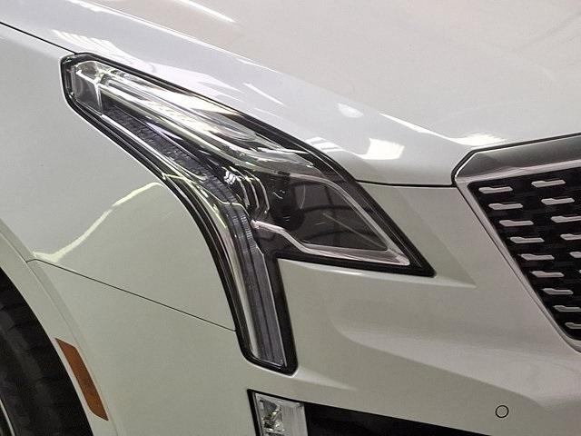 Photo of 2022 Crystal White Tricoat Cadillac XT5