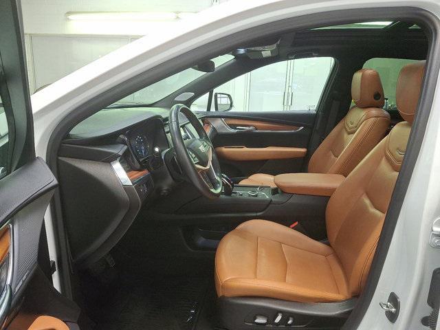 Photo of 2022 Crystal White Tricoat Cadillac XT5