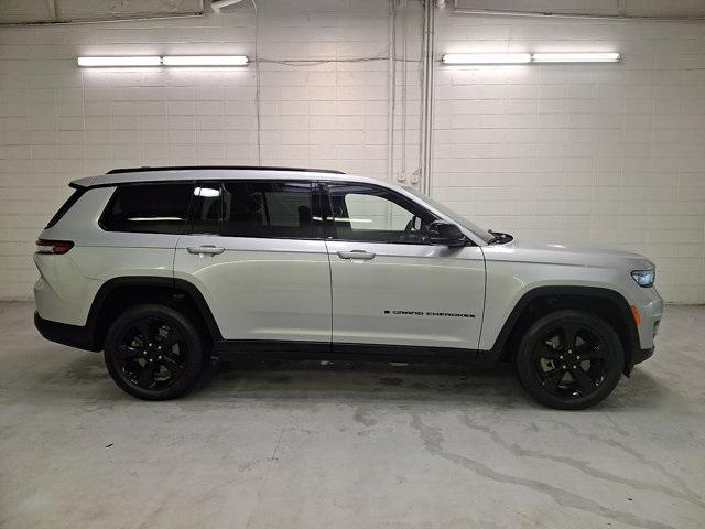 Photo of 2023 Silver Zynith Jeep Grand Cherokee L