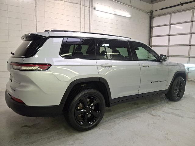 Photo of 2023 Silver Zynith Jeep Grand Cherokee L