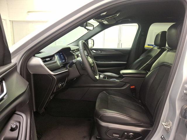 Photo of 2023 Silver Zynith Jeep Grand Cherokee L
