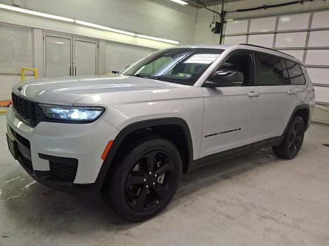 Photo of 2023 Silver Zynith Jeep Grand Cherokee L