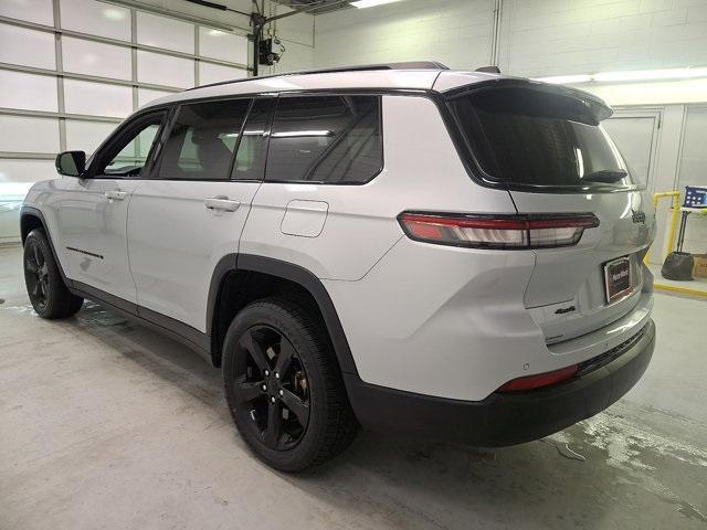 Photo of 2023 Silver Zynith Jeep Grand Cherokee L
