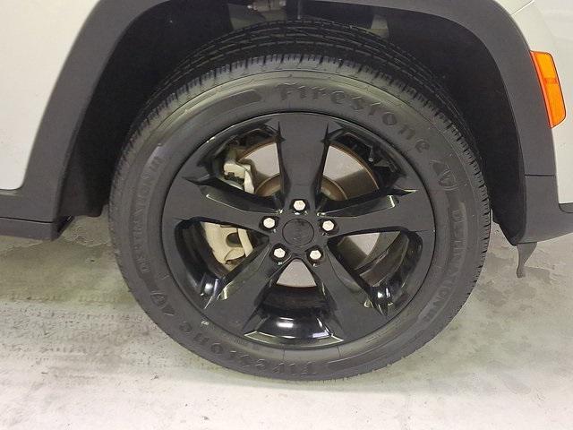 Photo of 2023 Silver Zynith Jeep Grand Cherokee L
