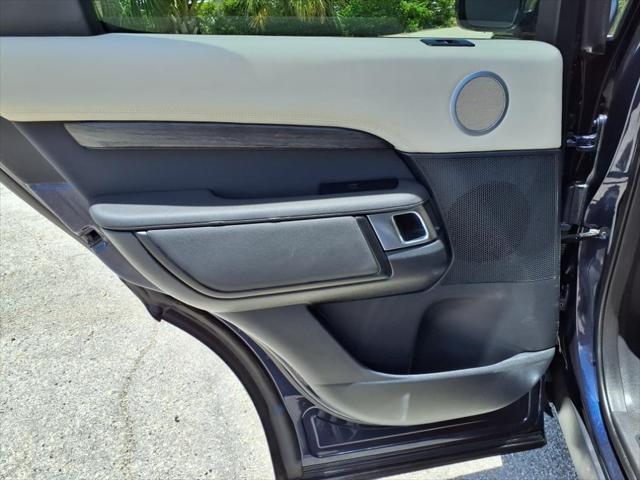 Photo of 2019 Loire Blue Metallic Land Rover Discovery