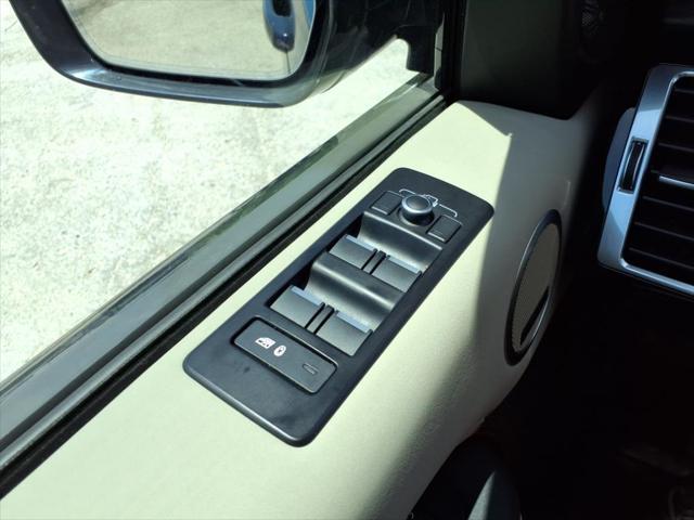 Photo of 2019 Loire Blue Metallic Land Rover Discovery