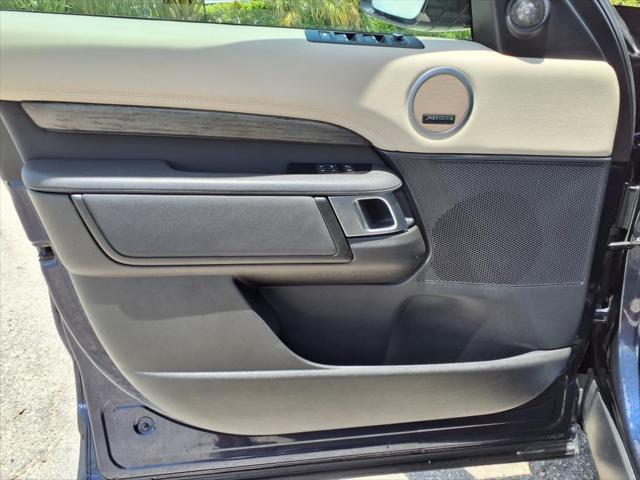 Photo of 2019 Loire Blue Metallic Land Rover Discovery