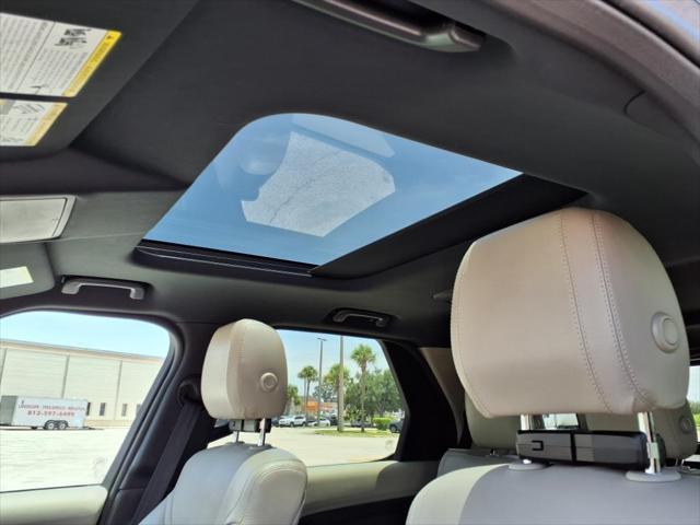 Photo of 2019 Loire Blue Metallic Land Rover Discovery