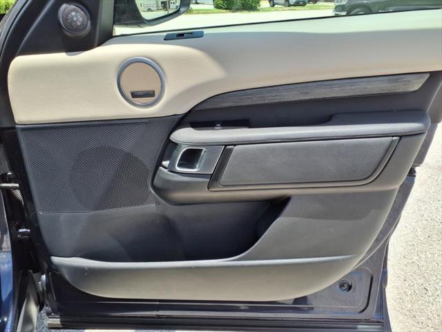 Photo of 2019 Loire Blue Metallic Land Rover Discovery
