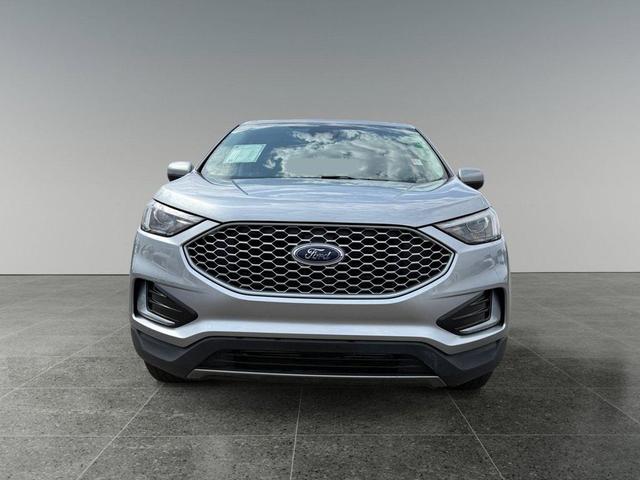 Photo of 2024 Silver Metallic Ford Edge