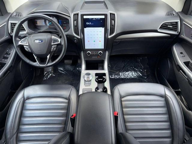Photo of 2024 Silver Metallic Ford Edge