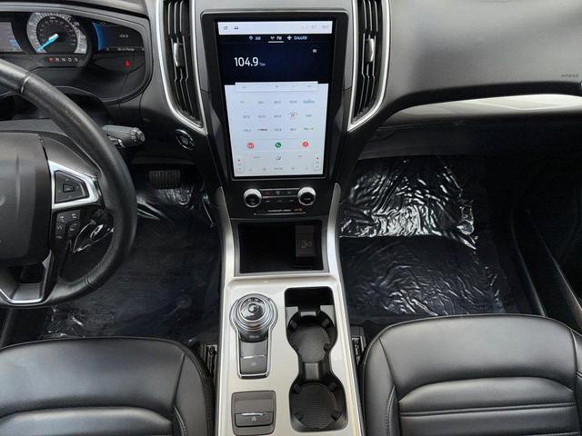 Photo of 2024 Silver Metallic Ford Edge