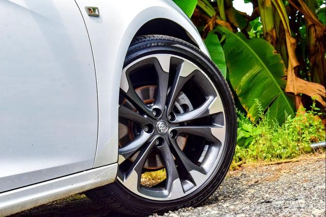 Photo of 2016 Summit White Buick Cascada