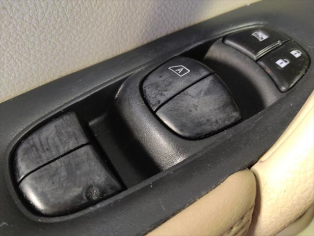Photo of 2017 White Nissan Rogue