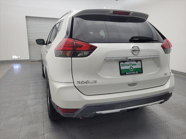 Photo of 2017 White Nissan Rogue