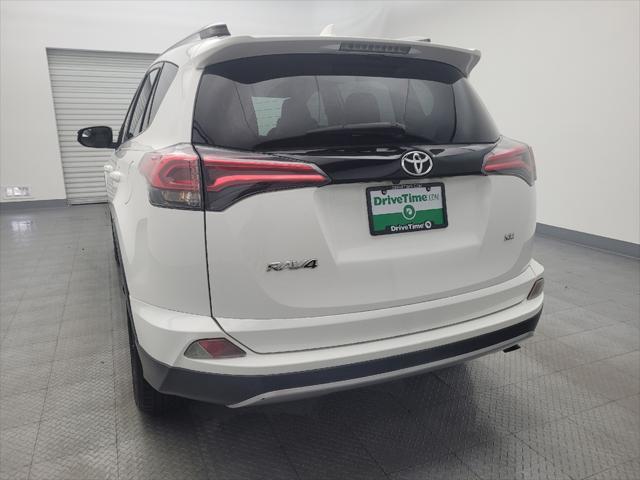 Photo of 2017 Super White Toyota RAV4