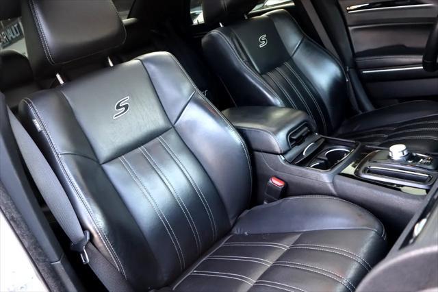 Photo of 2020 Granite Crystal Metallic Clearcoat Chrysler 300