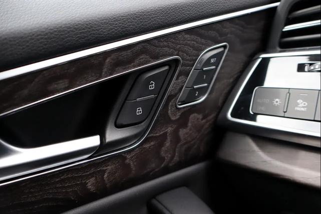 Photo of 2019 Carrara White Audi Q8
