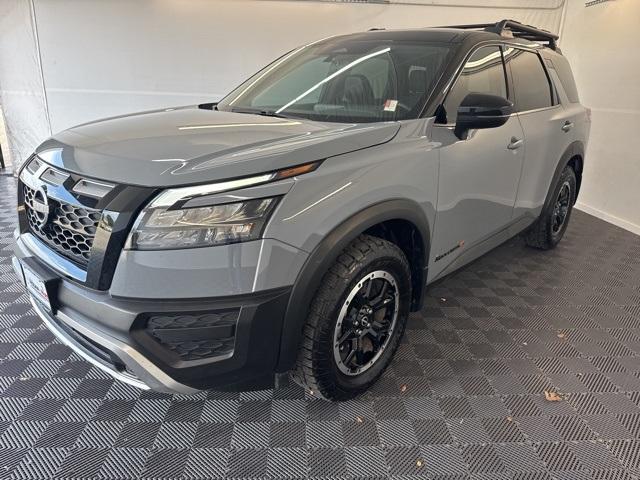 Photo of 2024 2t Gry Blk Roof Nissan Pathfinder