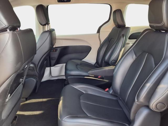Photo of 2023 Ceramic Gray Clearcoat Chrysler Pacifica Hybrid