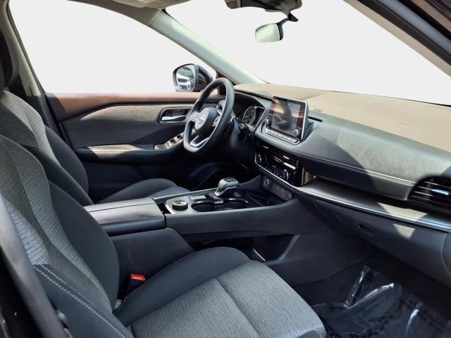 Photo of 2022 Super Black Nissan Rogue