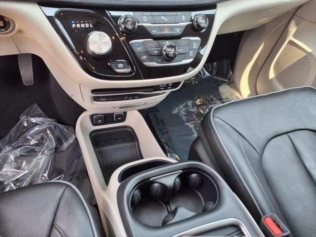 Photo of 2018 Brilliant Black Crystal Pearlcoat Chrysler Pacifica