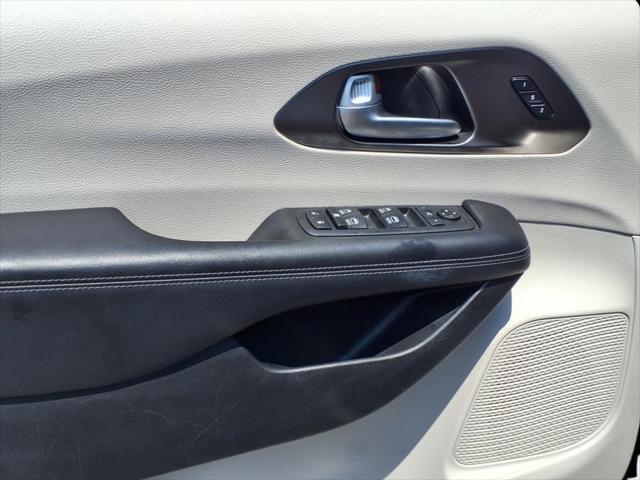 Photo of 2018 Brilliant Black Crystal Pearlcoat Chrysler Pacifica