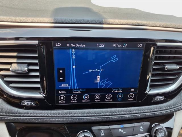 Photo of 2018 Brilliant Black Crystal Pearlcoat Chrysler Pacifica