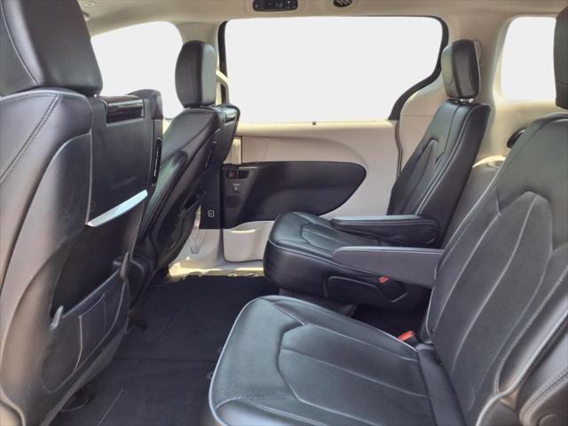 Photo of 2018 Brilliant Black Crystal Pearlcoat Chrysler Pacifica