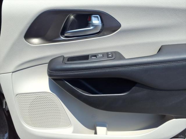 Photo of 2018 Brilliant Black Crystal Pearlcoat Chrysler Pacifica