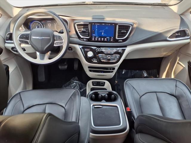 Photo of 2018 Brilliant Black Crystal Pearlcoat Chrysler Pacifica
