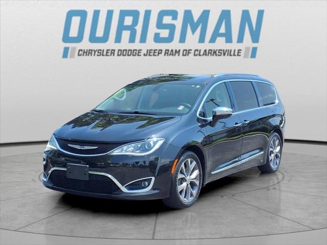 Photo of 2018 Brilliant Black Crystal Pearlcoat Chrysler Pacifica