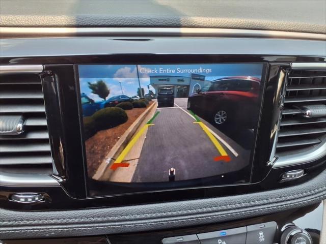 Photo of 2018 Brilliant Black Crystal Pearlcoat Chrysler Pacifica
