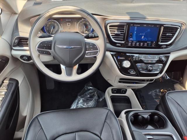Photo of 2018 Brilliant Black Crystal Pearlcoat Chrysler Pacifica