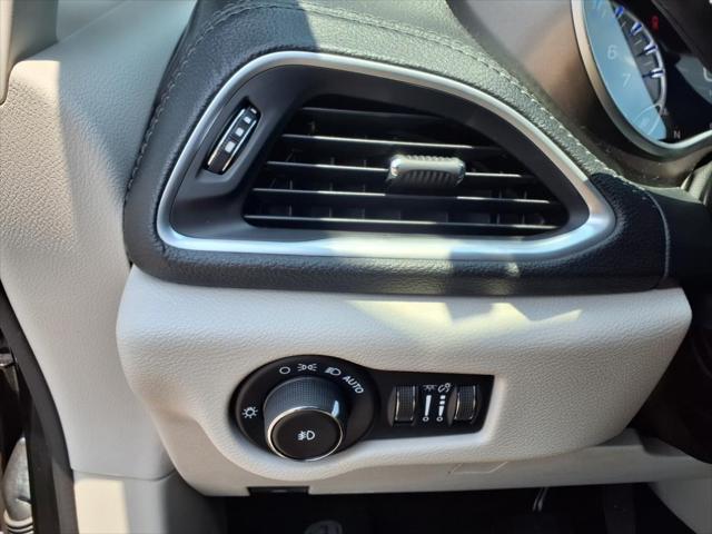 Photo of 2018 Brilliant Black Crystal Pearlcoat Chrysler Pacifica