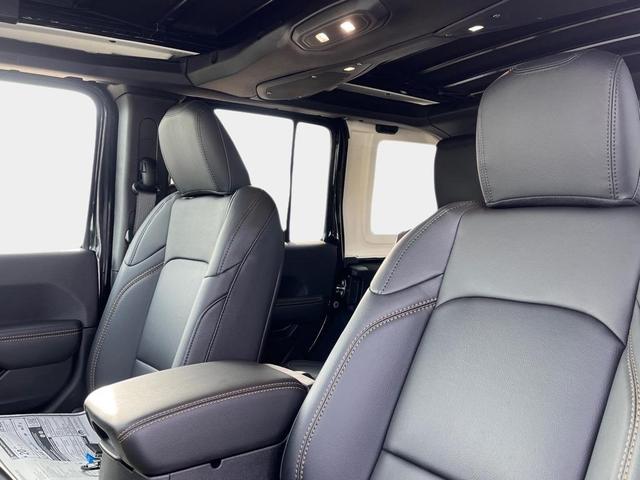 Photo of 2025 Black Clearcoat Jeep Wrangler