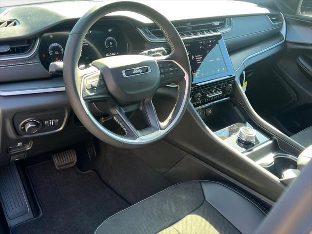 Photo of 2025 Bright White Clearcoat Jeep Grand Cherokee
