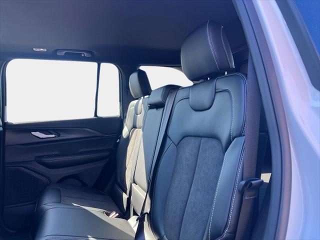 Photo of 2025 Bright White Clearcoat Jeep Grand Cherokee