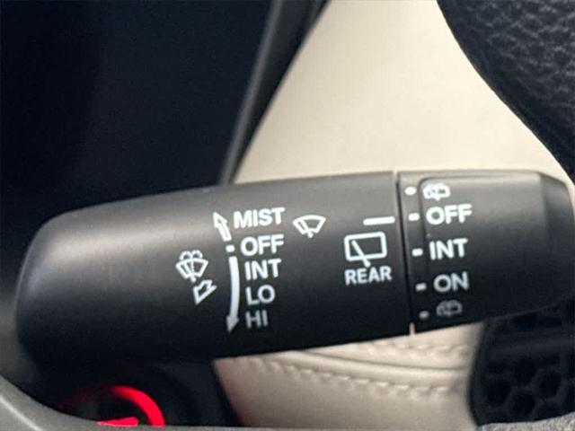 Photo of 2025 Platinum White Pearl Honda HR-V
