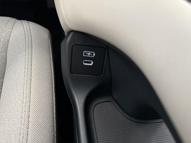 Photo of 2025 Platinum White Pearl Honda HR-V