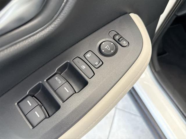 Photo of 2025 Platinum White Pearl Honda HR-V
