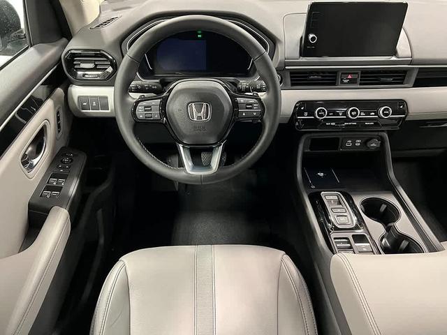 Photo of 2025 Lunar Silver Metallic Honda Pilot