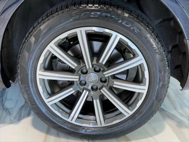 Photo of 2017 Ink Blue Metallic Audi Q7