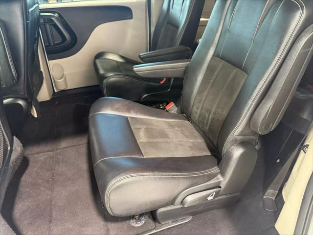 Photo of 2019 White Knuckle Clearcoat Dodge Grand Caravan